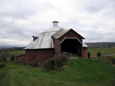 Vue générale de la grange ronde de Mansonville.
